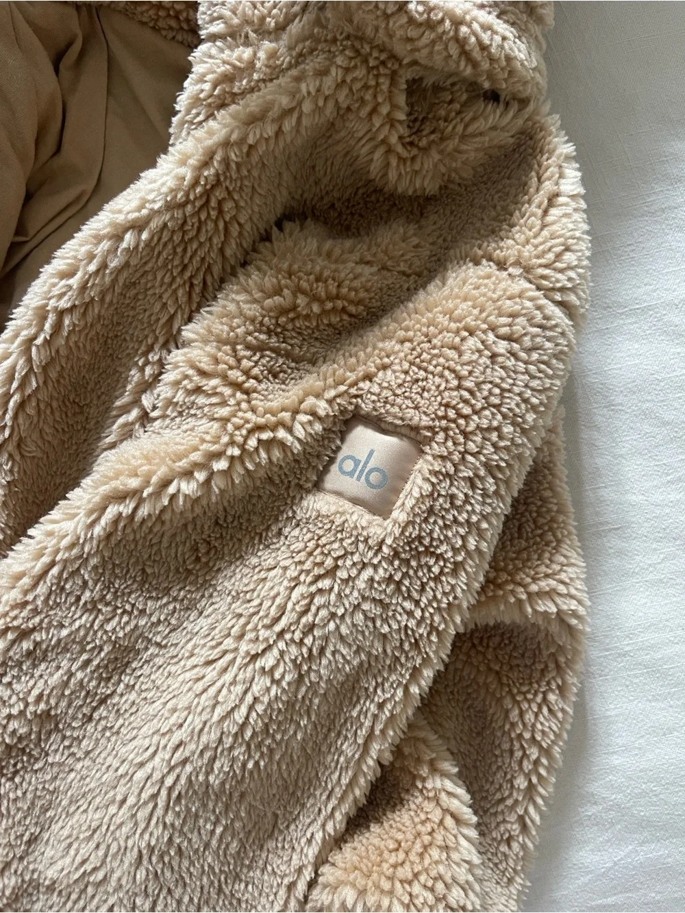 ALO Yoga Foxy Sherpa Hooded Puffer - Camel